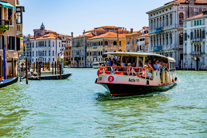 Vaporetto để đi lại ở kênh đào  - kênh đào Grand Venice