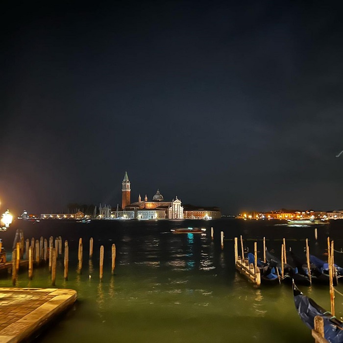 Các cung điện được chiếu sáng hoàn toàn vào ban đêm - kênh đào Grand Venice