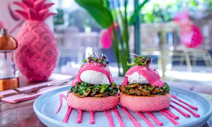 Đồ ăn màu hồng đặc trưng ở Vibe - những quán cà phê đẹp ở Dubai