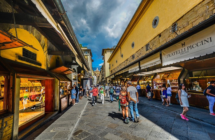 Các cửa hàng kim hoàn trên cầu Ponte Vecchio