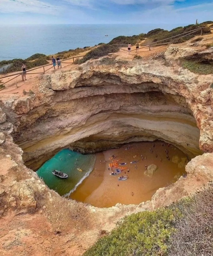 Benagil là bãi biển độc đáo trên thế giới nằm trong một hang động