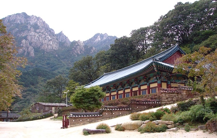 Đền Sinheungsa là điểm tham quan ở vườn quốc gia Seoraksan