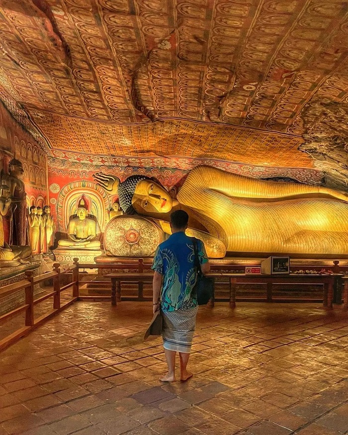 Đền vàng Dambulla cũng là di sản đẹp ở châu Á với nhiều hang động thờ Phật