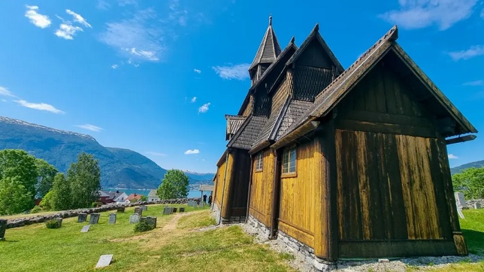 Nhà thờ gỗ Urnes là nhà thờ lâu đời nhất trong số những nhà thờ bằng gỗ còn lại