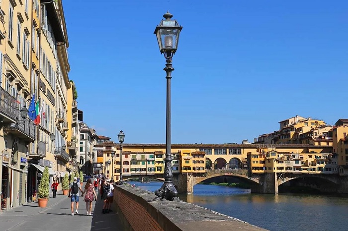 Cầu Ponte Vecchio nhìn từ góc nhìn của Renaioli