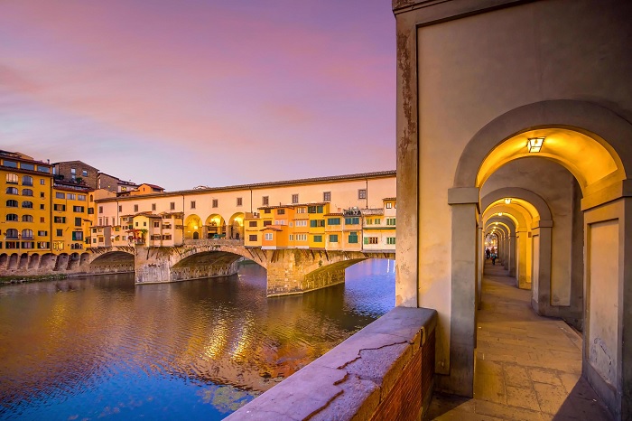 Hành lang trên cao này băng qua các cửa hàng của Cầu Ponte Vecchio và nối Cung điện Vecchio với Cung điện Pitti