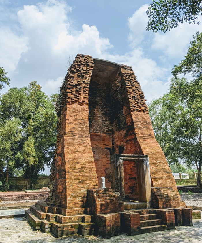 tháp cổ Vĩnh Hưng - Khối hình trụ