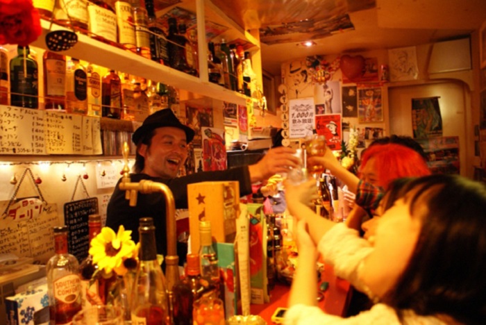 Darling Bar là quán nhậu nổi tiếng ở phố Golden Gai Nhật Bản