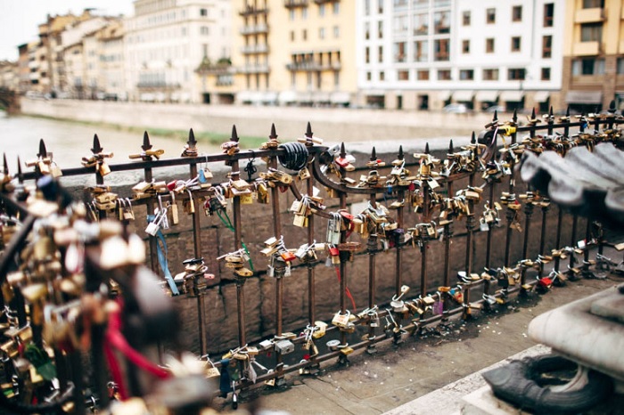 Các ổ khóa tình yêu gắn trên Cầu Ponte Vecchio