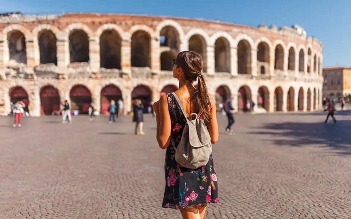 Đấu trường Verona ở Ý là một nhà hát vòng tròn La Mã ngoài trời vẫn còn được sử dụng cho đến ngày nay