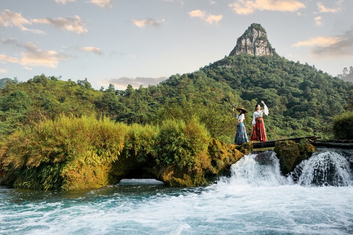 Thác Hoa là thác nước đẹp ở Cao Bằng với cảnh sắc trong veo