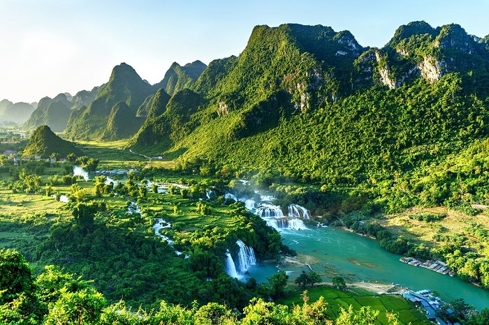 Bản Giốc là thác nước đẹp ở Cao Bằng sở hữu cảnh sắc ấn tượng 