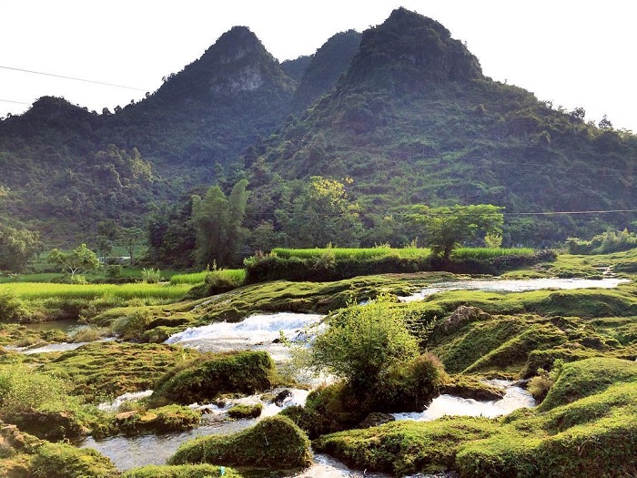 Thác Chó là thác nước đẹp ở Cao Bằng nằm dưới chân những ngọn núi