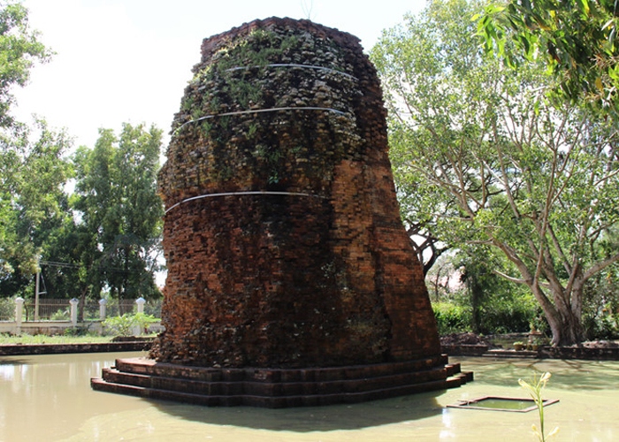 tháp cổ Vĩnh Hưng - diện tích khá lớn