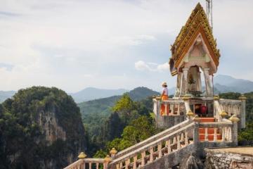 Ghé thăm chùa Wat Tham Suea nằm ẩn mình giữa núi đồi hoang sơ tại Thái Lan