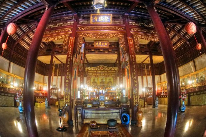 bên trong chánh điện Chùa Thánh Duyên