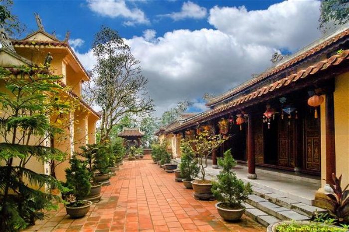 sân chánh điện Chùa Thánh Duyên