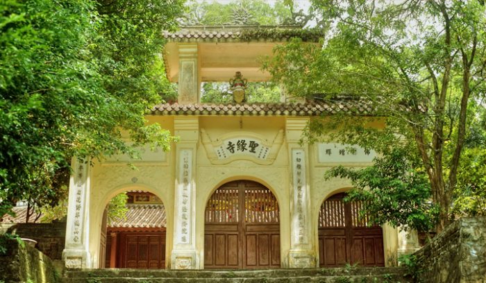 Cổng tam quan Chùa Thánh Duyên