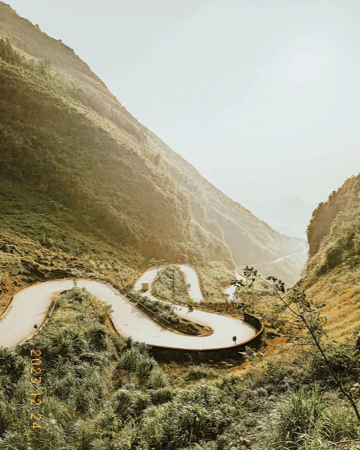 Mã Pì Lèng là con đèo đẹp ở miền Bắc sở hữu những khúc cua ấn tượng