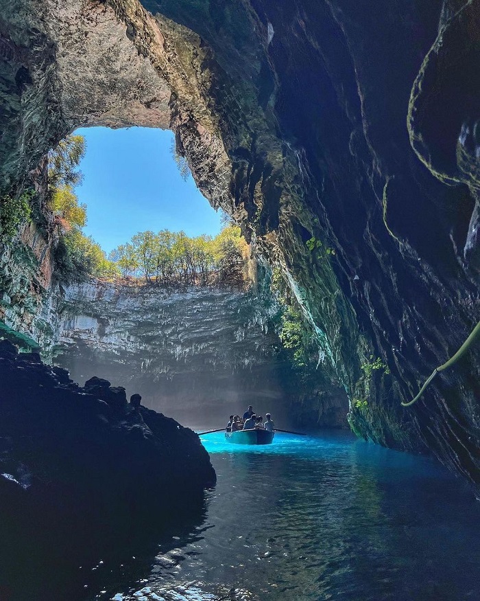 Động Melissani là điểm đến ít người biết ở châu Âu sở hữu cảnh đẹp quyến rũ