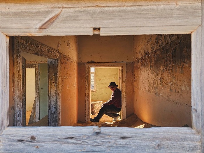 Thị trấn Kolmanskop là điểm đến kỳ lạ ở châu Phi bị bỏ hoang từ lâu