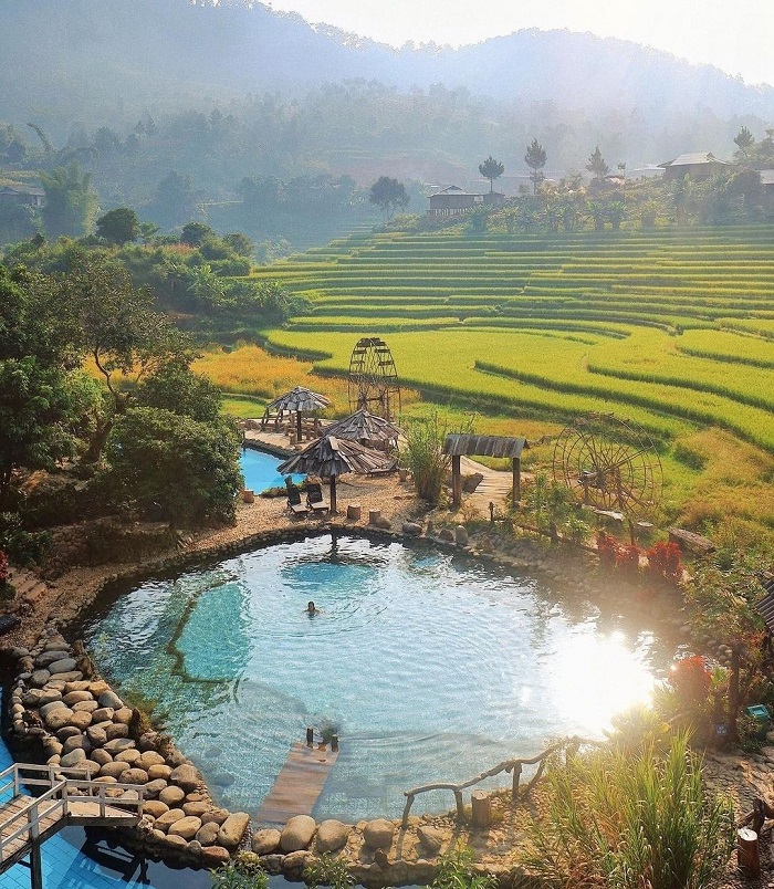 Suối nước nóng Trạm Tấu là khu du lịch đẹp ở Tây Bắc để du khách nghỉ dưỡng