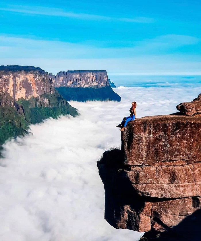 Núi Roraima là một trong những ngọn núi đẹp nhất châu Mỹ nằm giữa đại dương mây trắng tinh
