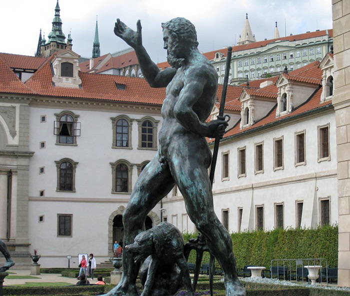 Các bức tượng trong Vườn Wallenstein ở cung điện Wallenstein Séc