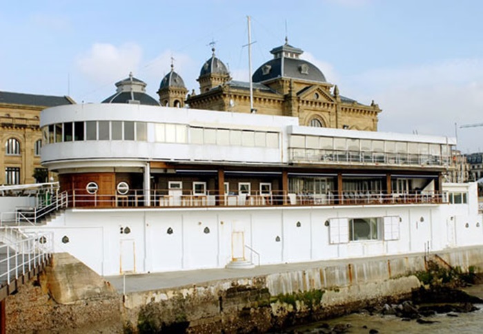 Câu lạc bộ hàng hải San Sebastian là điểm tham an xung quanh bãi biển La Concha Tây Ban Nha