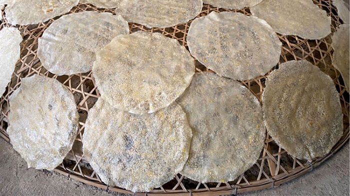 Công đoạn sấy bánh tráng Túy Loan cũng quan trọng không kém - Ảnh: Internet