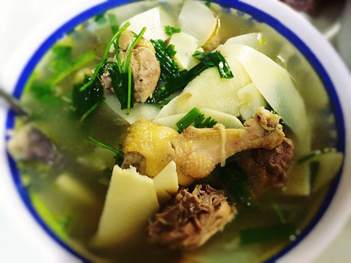 ẩm thực người Mường Hoà Bình - gà nấu măng chua