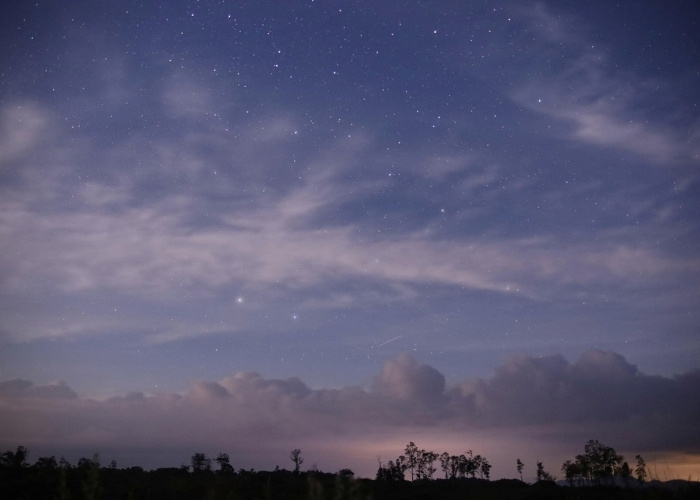 Bầu trời đêm lấp lánh giữa không gian se lạnh Măng Đen