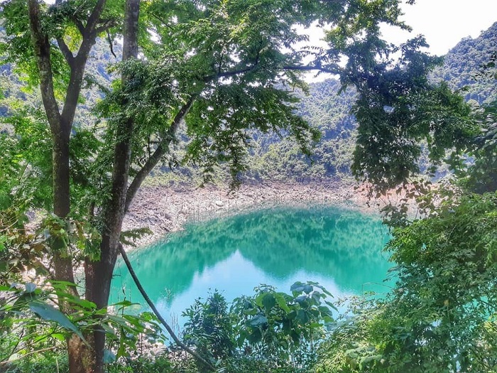 Hồ Mắt Rồng Hòa Bình đẹp như tuyệt tình cốc