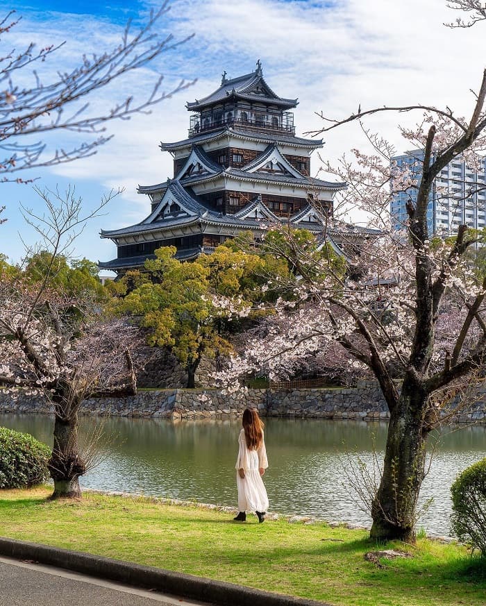 Lâu đài Hiroshima là điểm tham quan nổi bật ở gần bảo tàng Hiroshima