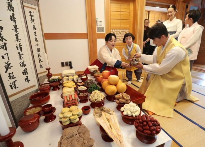 Người dân làm lễ cúng tổ tiên trong Tết Trung Thu Hàn Quốc