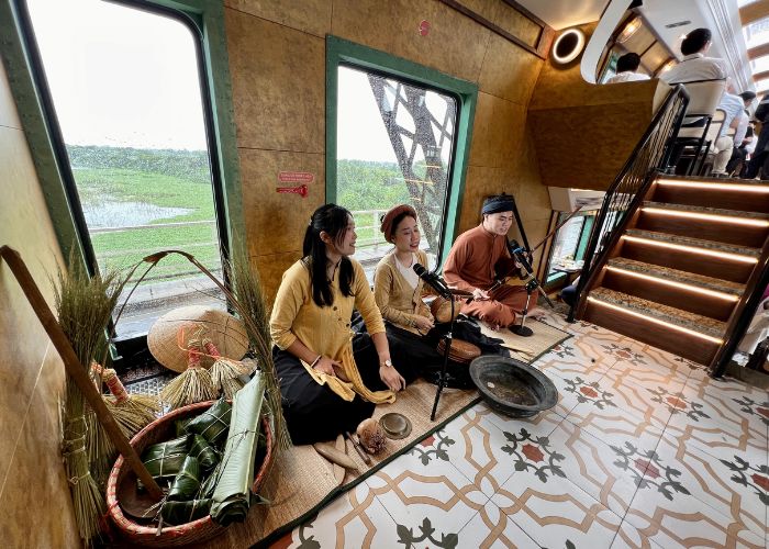 Các tiết mục nghệ thuật đặc biệt phục vụ du khách đi tàu di sản Hà Nội