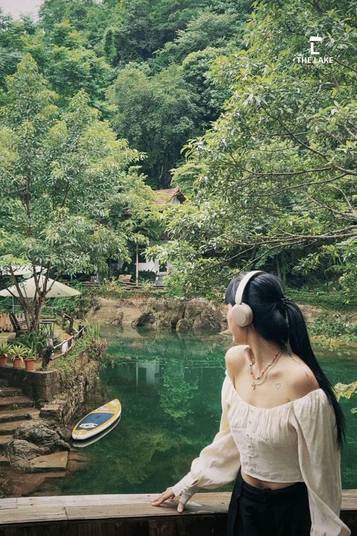 The Lake Coffee Mộc Châu có view nhìn ra suối trong lành