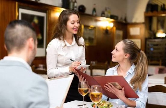 Bạn nhớ đọc kỹ thực đơn trước khi gọi món - Ảnh: Nghiệp vụ khách sạn A-Z