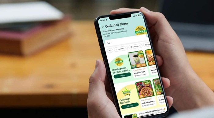 Một cách tránh bị chặt chém khi đi du lịch là đặt thức ăn ở ứng dụng có đánh giá - Ảnh: Grab
