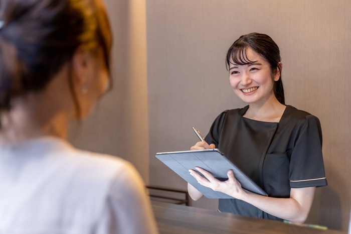 Bạn có thể hỏi nhân viên lễ tân khách sạn về địa chỉ ăn uống và mua sắm uy tín - Ảnh: yolo japan