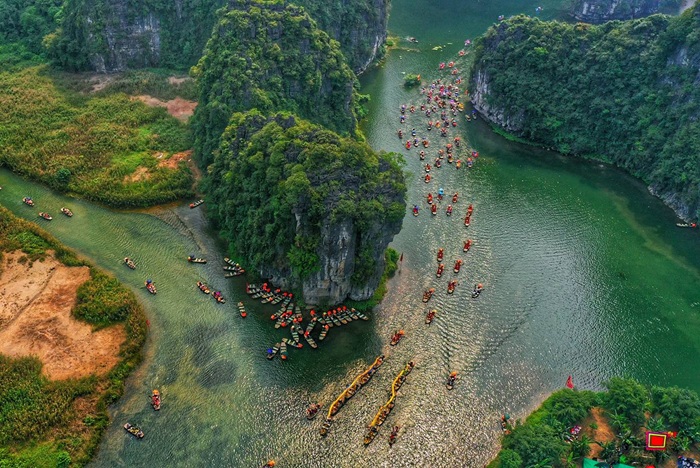 Tràng An, Ninh Bình là điểm du lịch miền Bắc cho người cao tuổi đầy lý tưởng - Ảnh: Vietravel