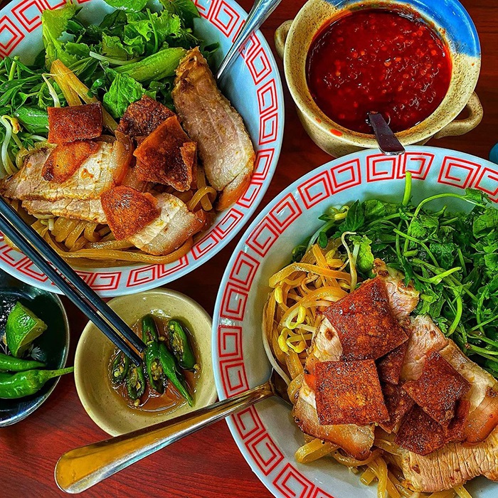 Thưởng thức cao lầu Hội An - Ảnh: VinWonders
