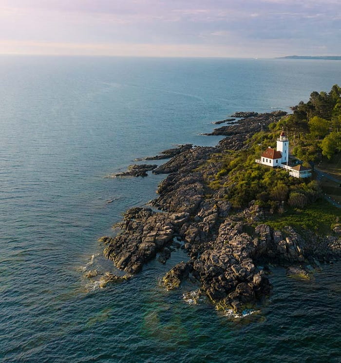 Hammerknuden là điểm tham quan nổi bật ở đảo Bornholm Đan Mạch