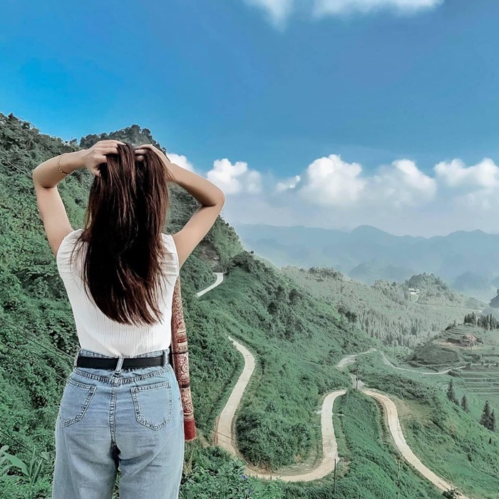Mặc gì khi đi du lịch Hà Giang để chụp ảnh đẹp? Gợi ý quần jeans áo thun đầy năng động - Ảnh: iVIVU