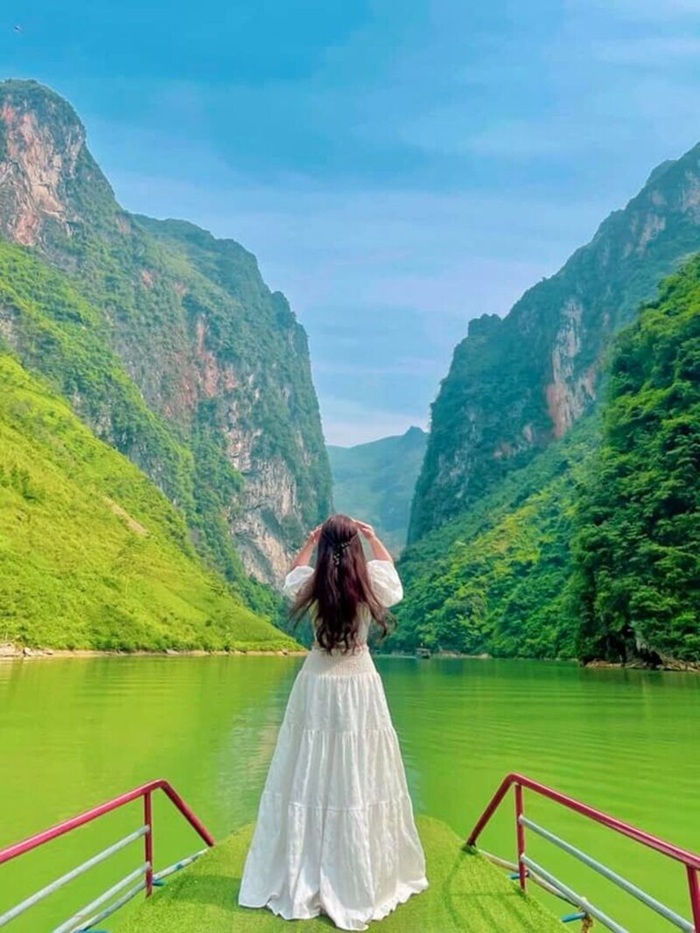 Khi du lịch Hà Giang nên mặc váy trắng thì khung hình sẽ nổi bật - Ảnh: Tico Travel