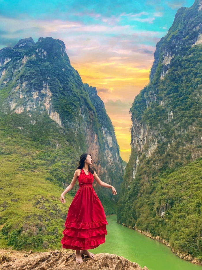 Tạo dáng ở sông Nho Quế Hà Giang - Ảnh: Kim Lien Travel