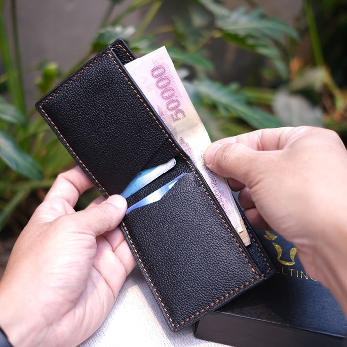 Bạn nên mang theo ít tiền mặt để dễ dàng giao dịch khi đi du lịch - Ảnh: Bulltino Leather