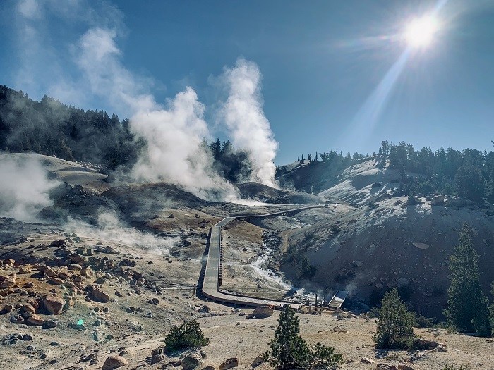Đường mòn Bumpass Hell ở trong công viên Quốc gia núi lửa Lassen