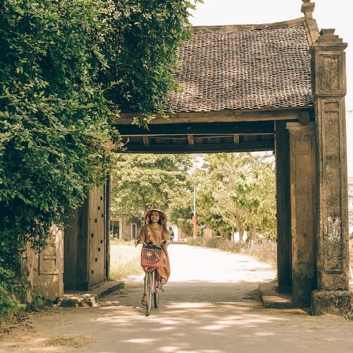 Check-in cổng làng Mông Phụ nổi tiếng ở làng cổ Đường Lâm - Ảnh: Lữ Hành Việt Nam