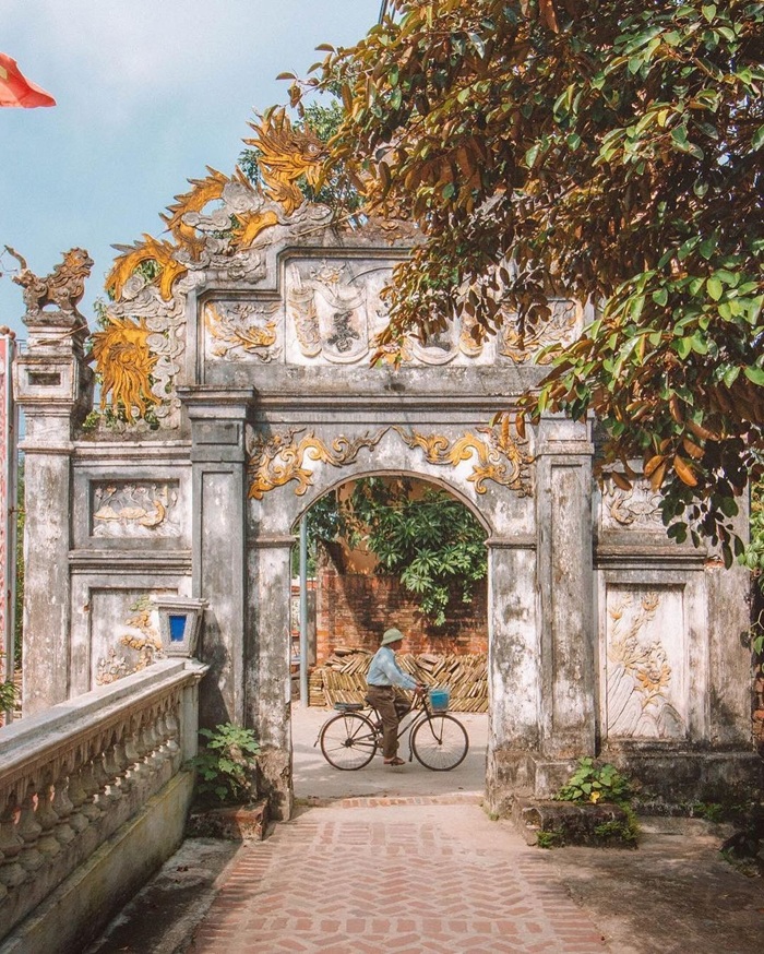 Dạo quanh một vòng ở làng cổ Đường Lâm - Ảnh: iVIVU